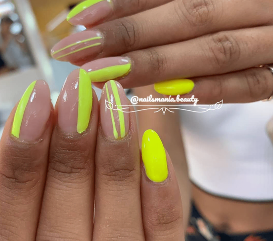 manicura con color amarillo 