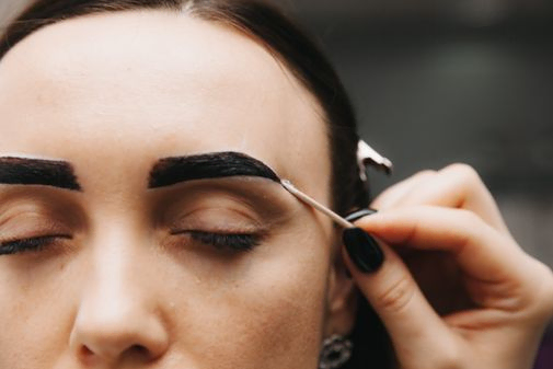 Chica se hace un tratamiento de belleza en las cejas