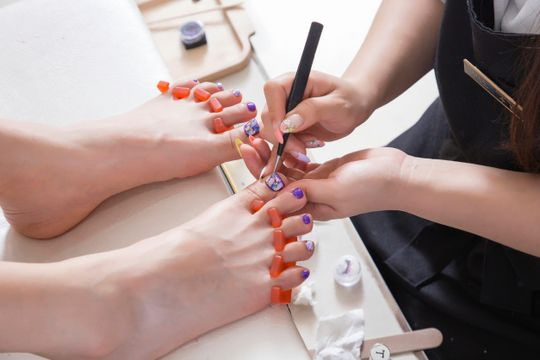 Chica se hace pedicura en salón de belleza 