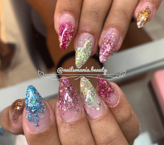 Manicura con brillantes